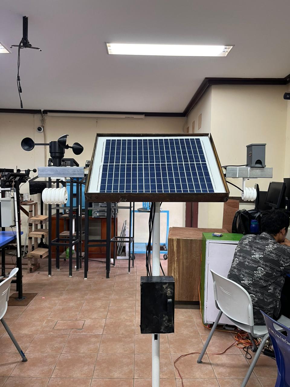 Self-Sufficient IoT Weather Station